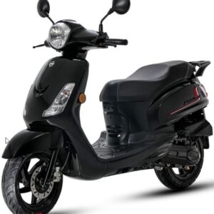 Zwarte moderne scooter in driekwart aanzicht op witte achtergrond.