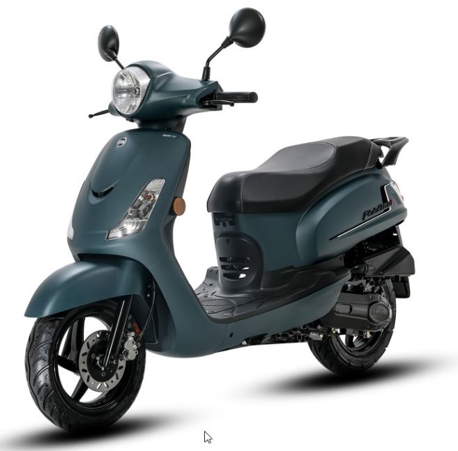 Donkergroene scooter met ronde koplamp en zwarte zitting, schuin links gezien op witte achtergrond.