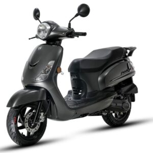 Matgrijze retro-scooter met ronde koplamp, zijaanzicht op witte achtergrond.