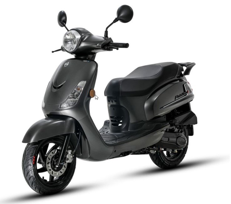 Matgrijze retro-scooter met ronde koplamp, zijaanzicht op witte achtergrond.