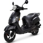 Matzwart retro-scooter met ronde koplamp, vooraanzicht op witte achtergrond.