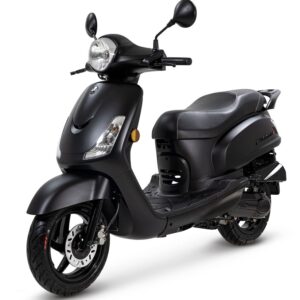 Zwarte retro-scooter met ronde koplamp en spiegels, schuin van voren op witte achtergrond.