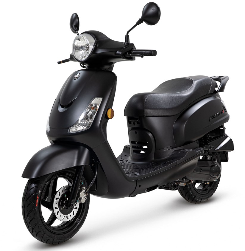 Zwarte retro-scooter met ronde koplamp en spiegels, schuin van voren op witte achtergrond.