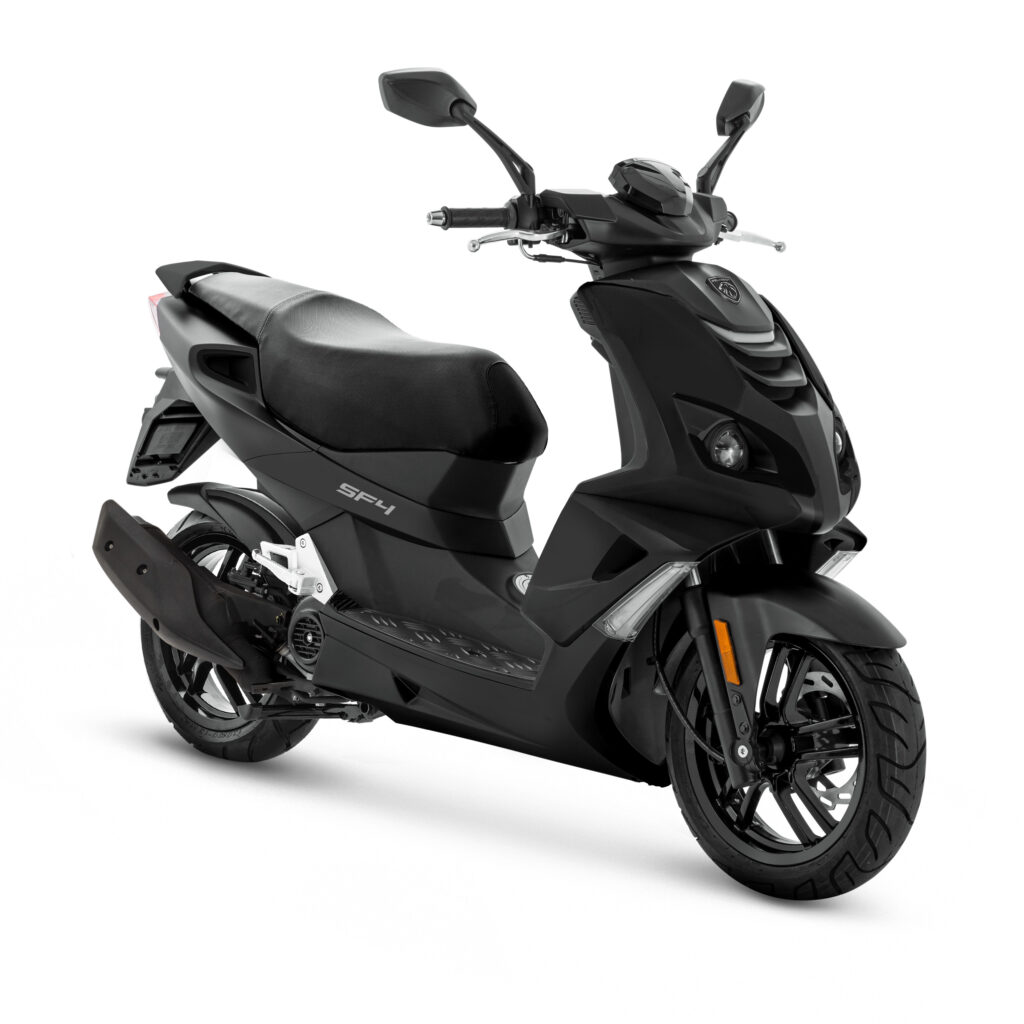 Zwarte sportieve scooter met dubbele koplampen, driekwart vooraanzicht op witte achtergrond.