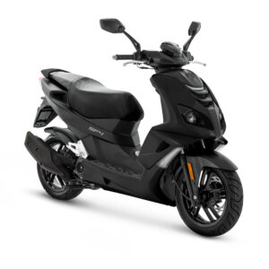 Zwarte sportieve scooter met spiegels en schijfremmen, driekwart vooraanzicht op witte achtergrond