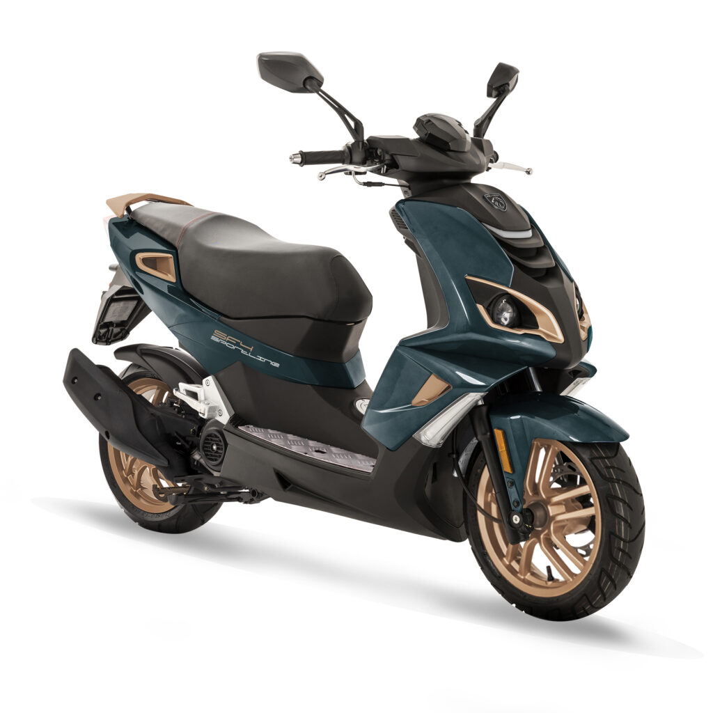 Moderne blauwgroene scooter met bronzen accenten, schuin van voren op witte achtergrond.