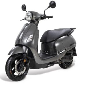 Donkergrijze moderne scooter met ronde koplamp en spiegels op witte achtergrond.