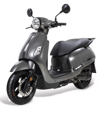 Donkergrijze moderne scooter met ronde koplamp en spiegels op witte achtergrond.