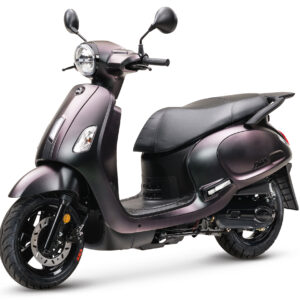 Mat zwarte retro-scooter met ronde koplamp en brede zitting, driekwart vooraanzicht op witte achtergrond.