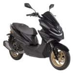 Strakke zwarte motorscooter met sportieve lijnen, gouden velgen, windscherm en LED-koplamp.