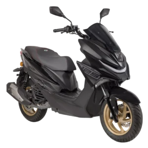 Strakke zwarte motorscooter met sportieve lijnen, gouden velgen, windscherm en LED-koplamp.