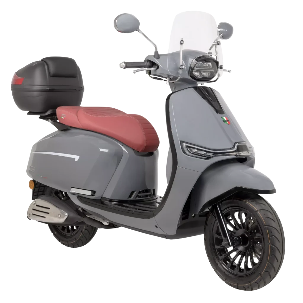 Grijze retro-stijl scooter met rood zadel, windscherm, topkoffer en LED-koplamp op witte achtergrond.