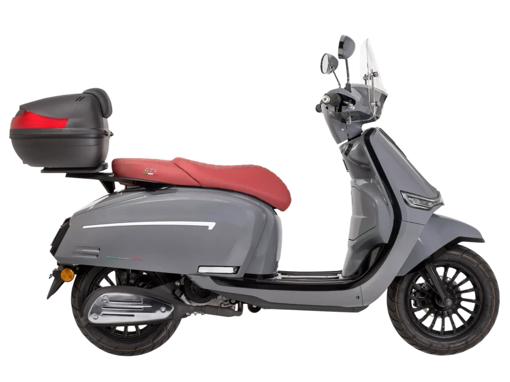 Grijze retro-scooter met rood zadel, topkoffer en windscherm, zijaanzicht.