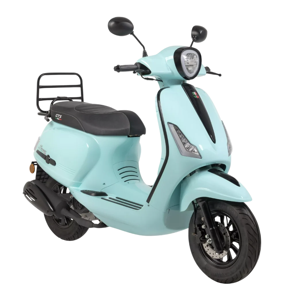 Mintgroene retro scooter met zwart zadel en bagagedrager, schuin van voren gezien op witte achtergrond.