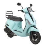 Mintgroene retro scooter met zwart zadel en bagagedrager, schuin van voren gezien op witte achtergrond.