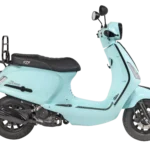 Mintgroene retro-scooter in zijaanzicht met zwart zadel en bagagerek, op witte achtergrond.