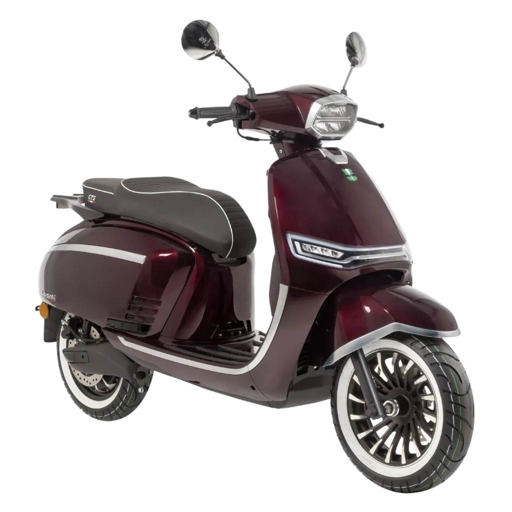 Bordeauxrode retro-scooter met zwart zadel, LED-koplamp en zilveren accenten, zijaanzicht.