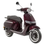 Bordeauxrode retro-scooter met zwart zadel, LED-koplamp en zilveren accenten, zijaanzicht.