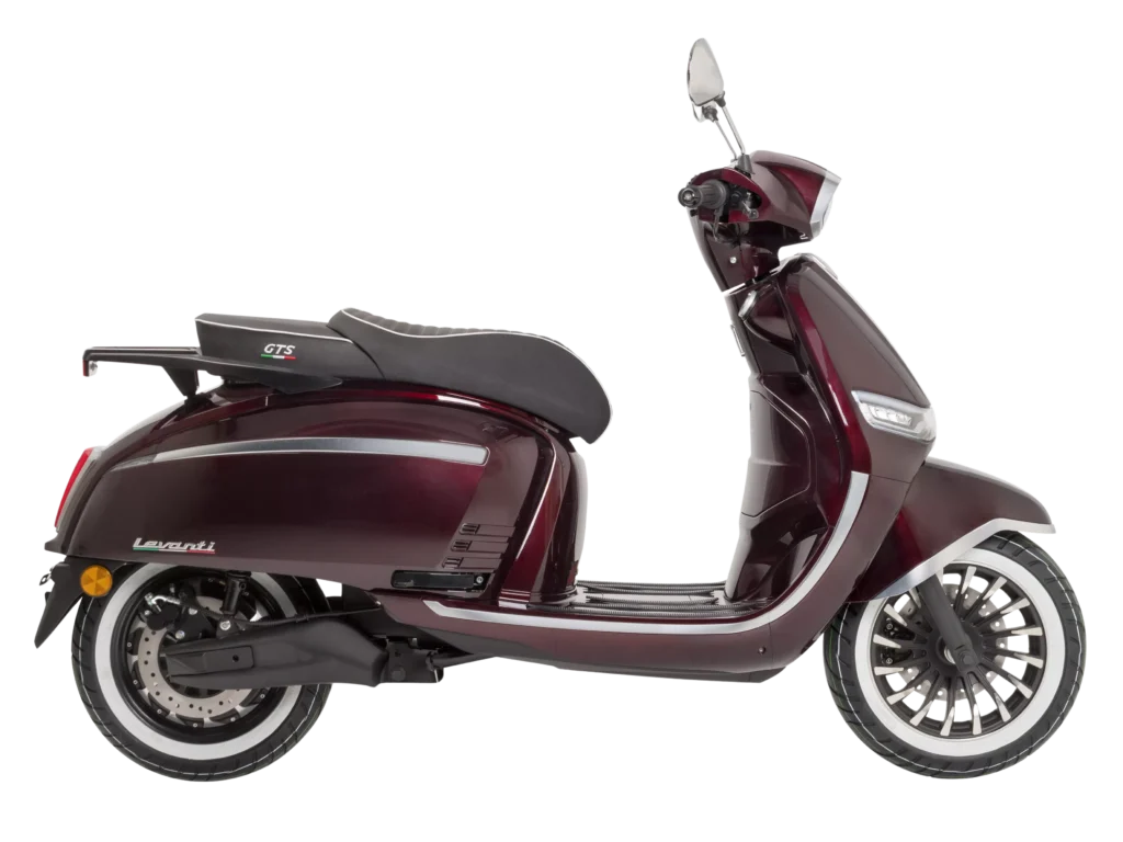 Bordeauxrode retro-scooter in zijaanzicht op een witte achtergrond, met chromen accenten en spaakvelgen.