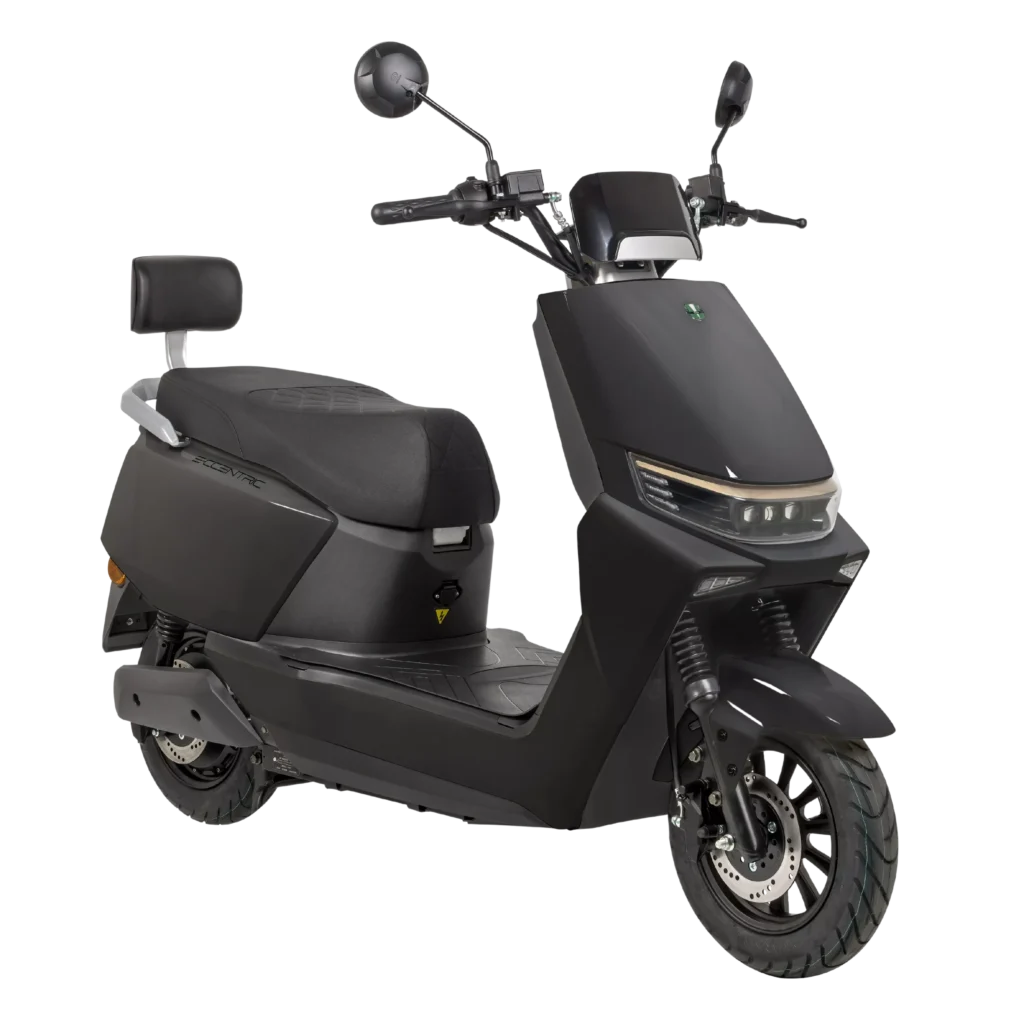 Matte zwarte elektrische scooter met rugsteun en ledkoplamp, driekwart vooraanzicht.
