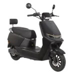 Matte zwarte elektrische scooter met rugsteun en ledkoplamp, driekwart vooraanzicht.