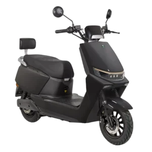 Matte zwarte elektrische scooter met rugsteun en ledkoplamp, driekwart vooraanzicht.