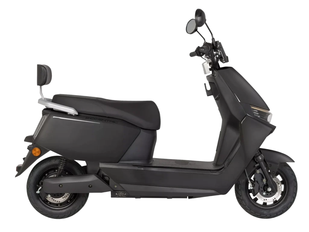 Mat zwarte elektrische scooter in zijaanzicht, modern design met schijfremmen en spiegels.