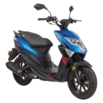 Blauw-zwarte sportieve scooter met rode accenten, driekwart zijaanzicht op witte achtergrond.