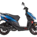 Blauw-zwarte sportieve scooter GTS Enzo RS, zijaanzicht naar rechts op witte achtergrond