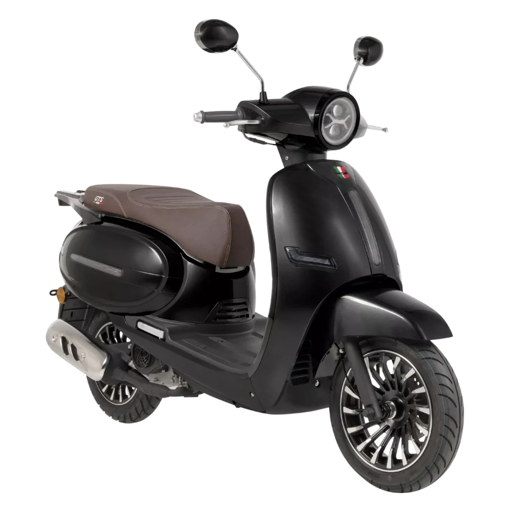 Zwarte retro-scooter met bruin zadel, ronde koplamp en spiegels, gezien in driekwart aanzicht.