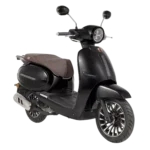 Zwarte retro-scooter met bruin zadel, ronde koplamp en spiegels, gezien in driekwart aanzicht.