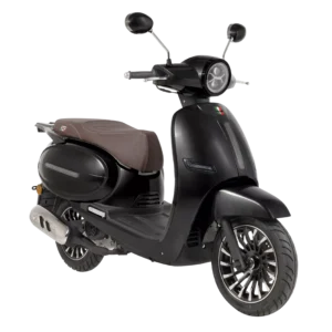 Zwarte retro-scooter met bruin zadel, ronde koplamp en spiegels, gezien in driekwart aanzicht.