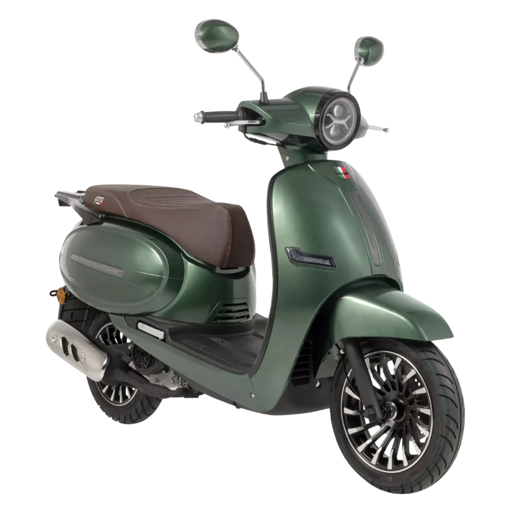 Groene retro-scooter met bruin zadel, moderne koplamp en velgen, driekwart zijaanzicht op witte achtergrond.