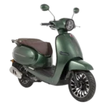 Groene retro-scooter met bruin zadel, moderne koplamp en velgen, driekwart zijaanzicht op witte achtergrond.