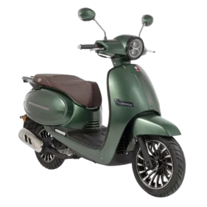 Groene retro-scooter met bruin zadel, moderne koplamp en velgen, driekwart zijaanzicht op witte achtergrond.
