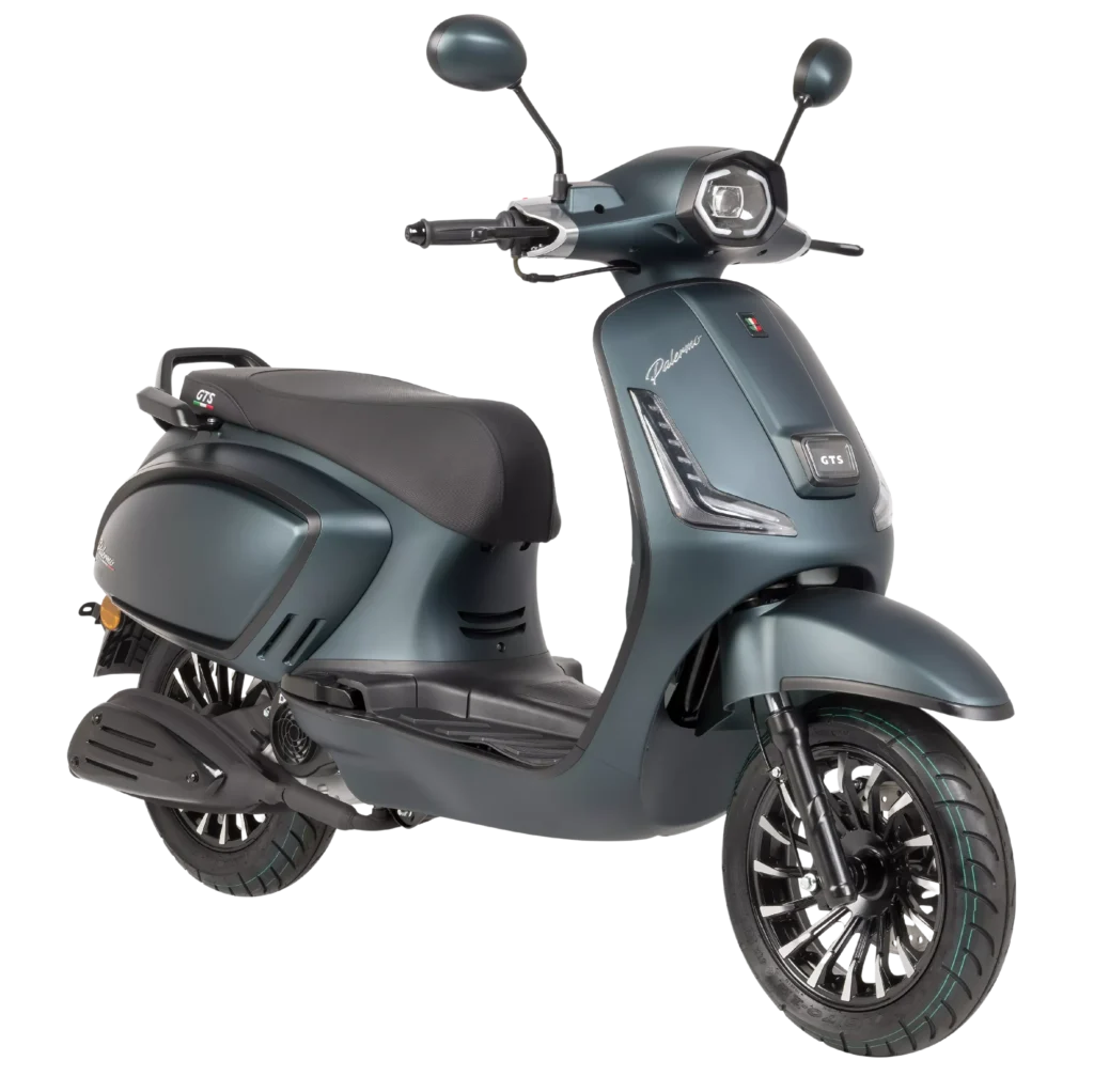 Matblauwe retro-scooter met zwart zadel, LED-koplamp en schijfrem vooraan, driekwart zijaanzicht.