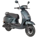 Matblauwe retro-scooter met zwart zadel, LED-koplamp en schijfrem vooraan, driekwart zijaanzicht.