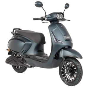 Matblauwe retro-scooter met zwart zadel, LED-koplamp en schijfrem vooraan, driekwart zijaanzicht.