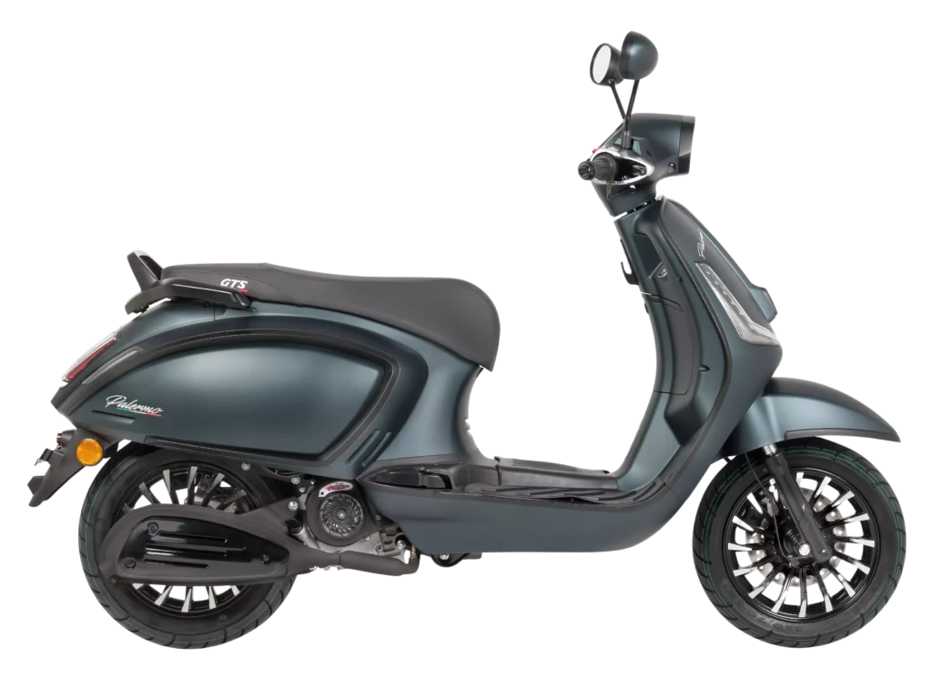 Retro scooter in matblauw, zijaanzicht, geïsoleerd op transparante achtergrond.