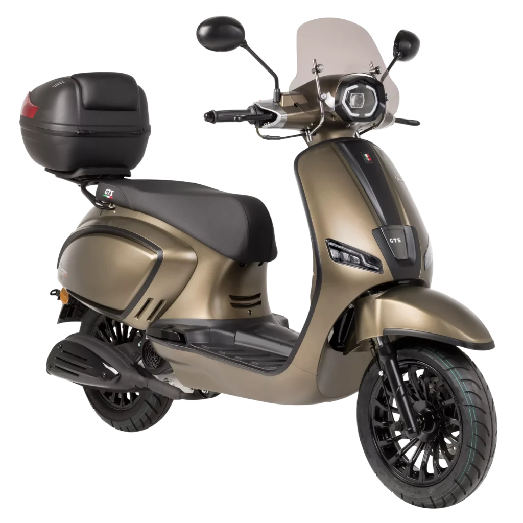 Goudkleurige retro-stijl scooter met windscherm, spiegels en topkoffer op de bagagedrager.