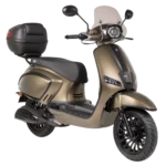 Goudkleurige retro-stijl scooter met windscherm, spiegels en topkoffer op de bagagedrager.