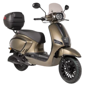 Goudkleurige retro-stijl scooter met windscherm, spiegels en topkoffer op de bagagedrager.