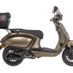 Bronzen retro scooter met topkoffer, zijaanzicht op witte achtergrond.