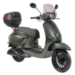 Matgroene retro scooter met windscherm en topkoffer, zijaanzicht op witte achtergrond.