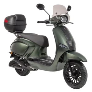 Matgroene retro scooter met windscherm en topkoffer, zijaanzicht op witte achtergrond.