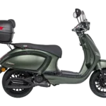 Groene retro-scooter in zijaanzicht met topkoffer, windscherm en zwarte velgen op witte achtergrond.