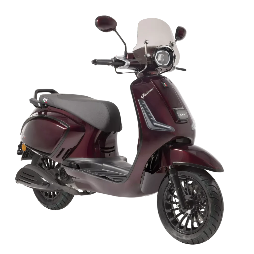 Bordeauxrode retro-scooter met windshield, zwarte velgen en grijs zadel, zijaanzicht.