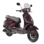 Bordeauxrode retro-scooter met windshield, zwarte velgen en grijs zadel, zijaanzicht.