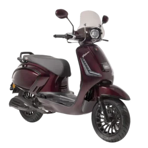 Bordeauxrode retro-scooter met windshield, zwarte velgen en grijs zadel, zijaanzicht.