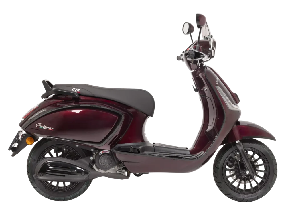 Bordeauxrode retro scooter in zijaanzicht, met zwart zadel en spiegels op witte achtergrond.